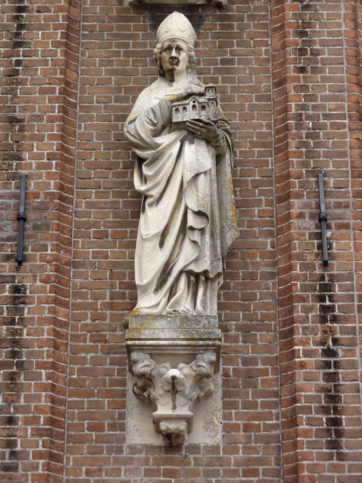 Bakel Rijksmonument 8592 St.Willibrorduskerk gevelbeeld rechts,St. Willibrordus