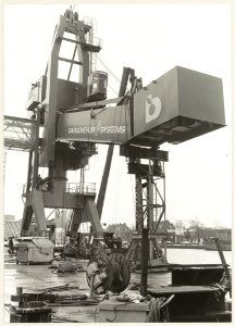 Bananenlosinstallatie bij de kade van Figee. NL-HlmNHA 54010358