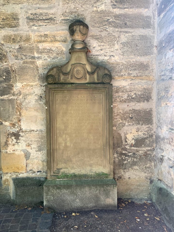 Balingen, Grab an der Mauer der Friedhofskirche (2)