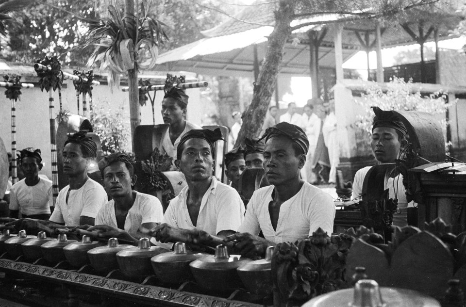 Bali. Het gamelan-orkest luistert een dansfeest op Bali op, Bestanddeelnr 1632-16-2