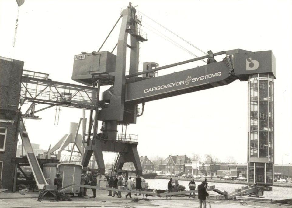 Bananenlosinstallatie op de kade bij Figee