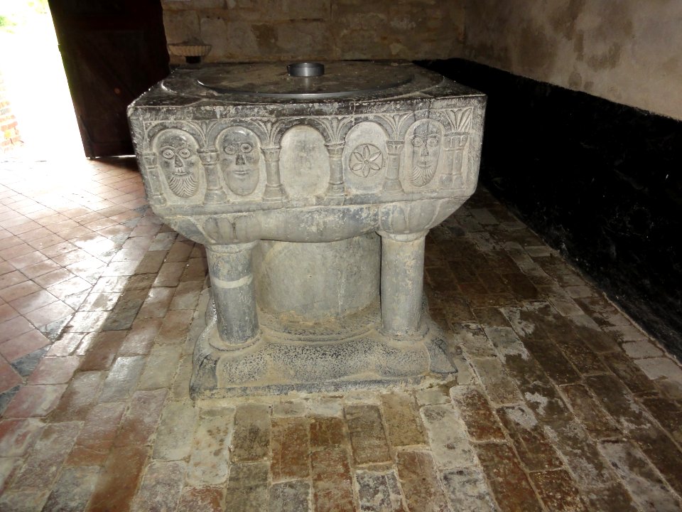 Bancigny (Aisne) église, fonts baptismaux 03