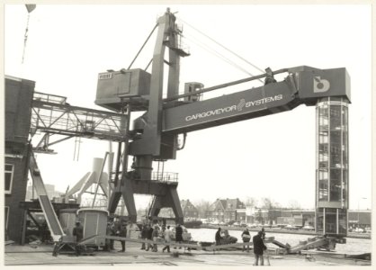 Bananenlosinstallatie op de kade bij Figee. NL-HlmNHA 54011421