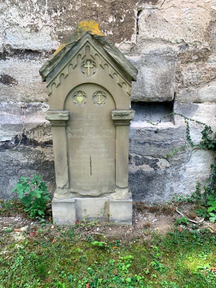 Balingen, Grab an der Mauer der Friedhofskirche (6)