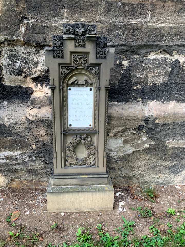 Balingen, Grab an der Mauer der Friedhofskirche (7)
