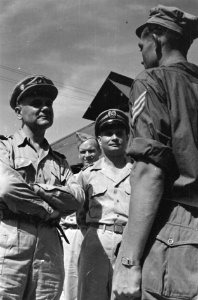 Balikpapan generaal Kruls op een vliegveld, in gesprek met een sergeant, Bestanddeelnr 5024