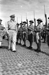 Balikpapan generaal Kruls inspecteert een erewacht van het KNIL, Bestanddeelnr 5020