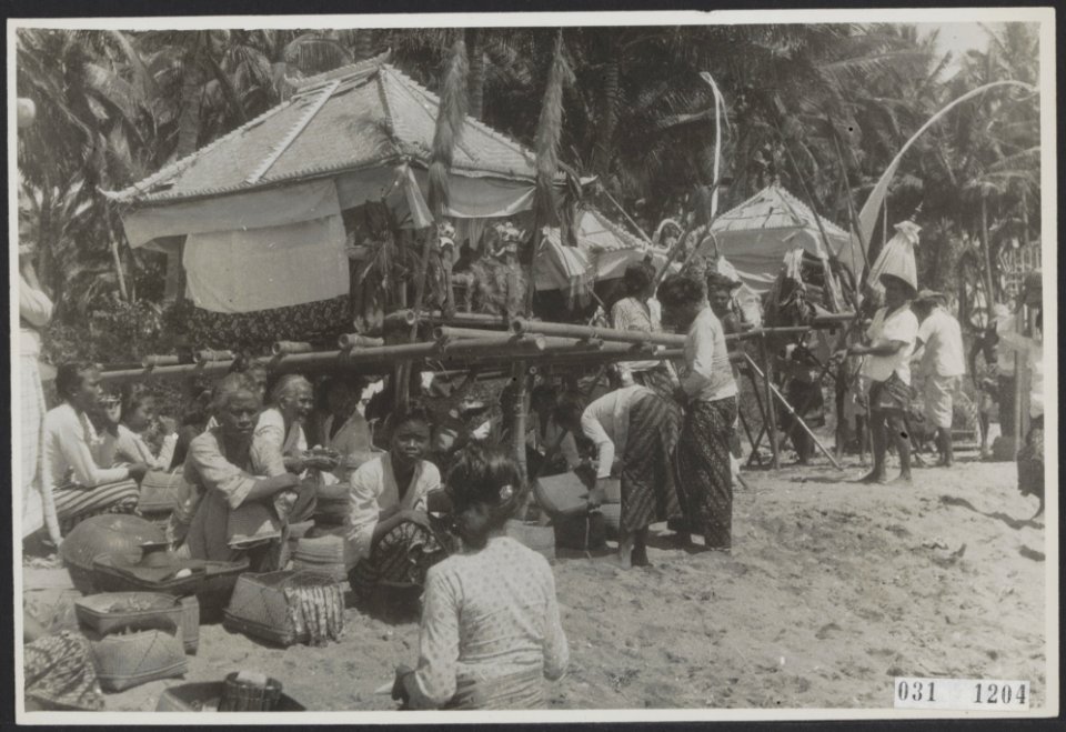 Balinezen brengen offers op het strand tijdens het Nyepi-feest, Bestanddeelnr 031-1204