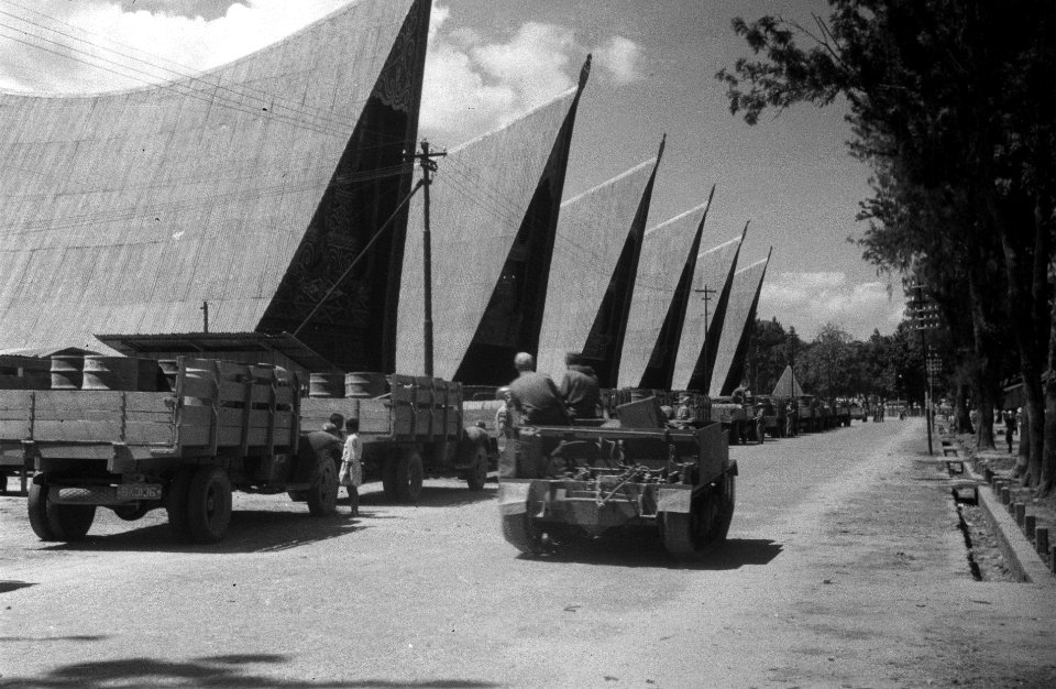 Balige. Voor de typisch Batakse passarloods van het stadje aan het Toba-meer bla, Bestanddeelnr 3096