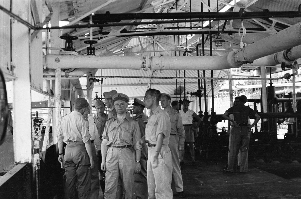 Balikpapan generaal Kruls krijgt uitleg bij de installaties van de BPM, Bestanddeelnr 5028