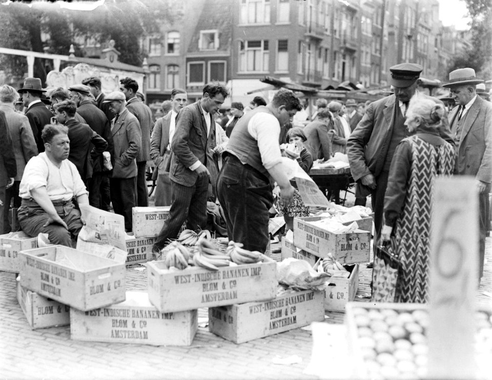 Bananenkoopman op de markt op het Waterlooplein, Bestanddeelnr 252-0611