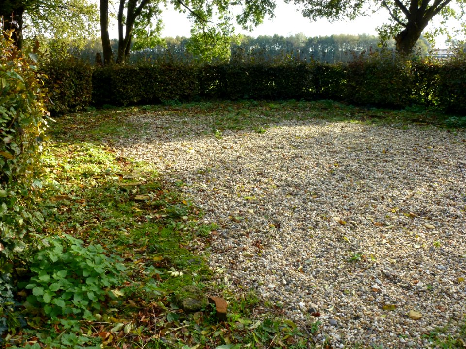 Balgoij (Wijchen) Torenstraat bij 22 (02) stenen en heg markeren terrein gesloopte kerk