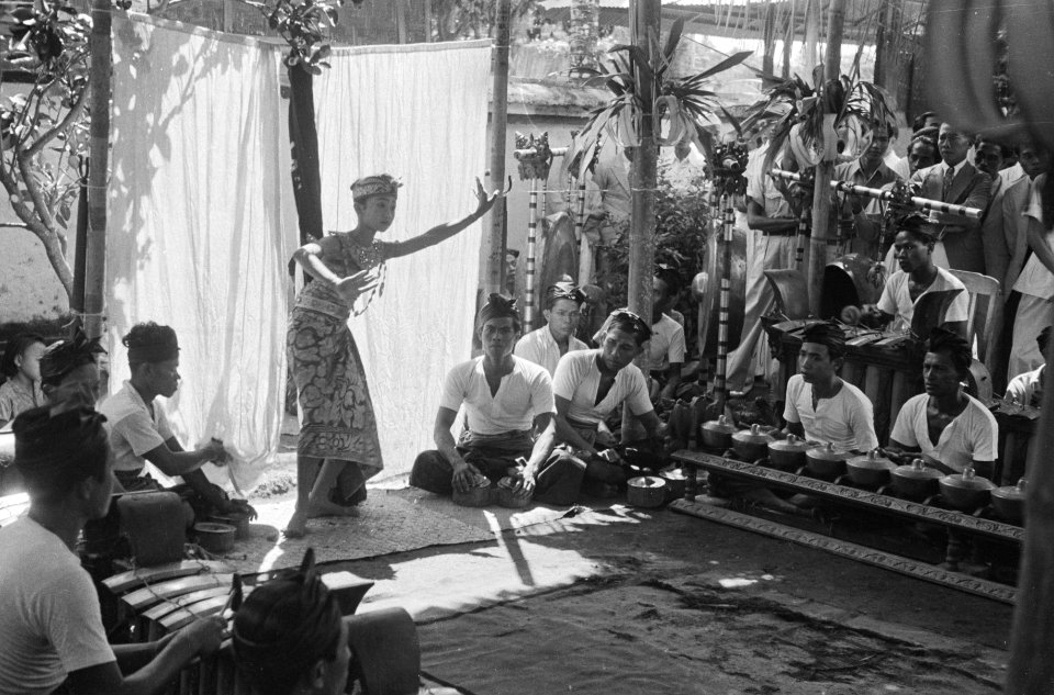 Balinese danseres en gamelan-orkest, Bestanddeelnr 1632-16-4