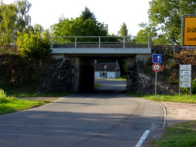 Bahnbrücke über den Mühlenweg am Ortseingang Gräfenhainichen im September 2019b