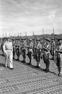 Balikpapan generaal Kruls inspecteert een erewacht van het KNIL, Bestanddeelnr 5019