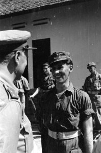 Balikpapan generaal Kruls op een vliegveld, in gesprek met een soldaat, Bestanddeelnr 5023