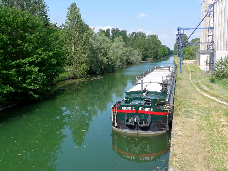 Balham (Ardennes) Canal de l'Aisne, peniche Ateron II