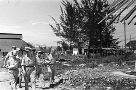 Balikpapan generaal Kruls loopt met gezelschap, waaronder een officier met ha, Bestanddeelnr 5026