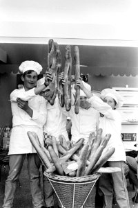 Bakkersbeurs Nebato 1970 in RAI, Amsterdam bakkertje met stokbrood, Bestanddeelnr 923-5630