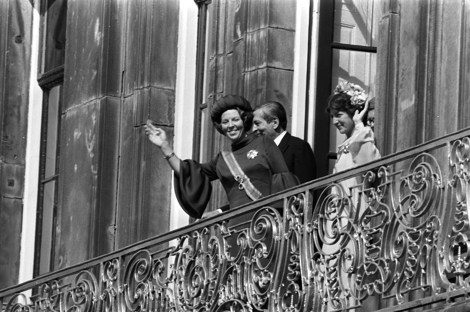 Balkonscène op Paleis Lange Voorhout v.l.n.r. koningin Beatrix, prins Claus e…, Bestanddeelnr 931-0230