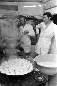 Bakkers bakken oliebollen Amsterdam, verkoop oliebollen aan kraam voor Reumafond, Bestanddeelnr 925-2678