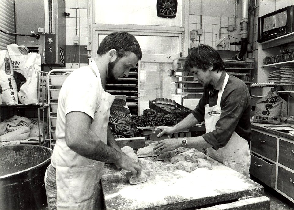 Bakkerij van Vessem bakt historische broodjes. Geschonken in 1986 door United Photos de Boer bv