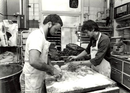 Bakkerij van Vessem bakt historische broodjes. Geschonken in 1986 door United Photos de Boer bv