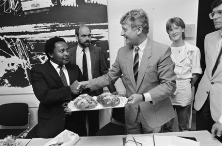 Bakkersactie broodje Kenia eerste broodjes aangeboden aan minister Bukman (on, Bestanddeelnr 933-7470
