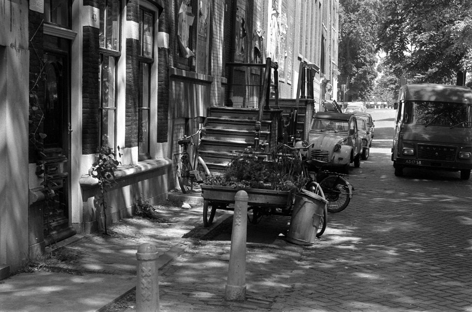 Bakfiets met planten en bloemen op gracht in Amsterdam, Bestanddeelnr 926-4841