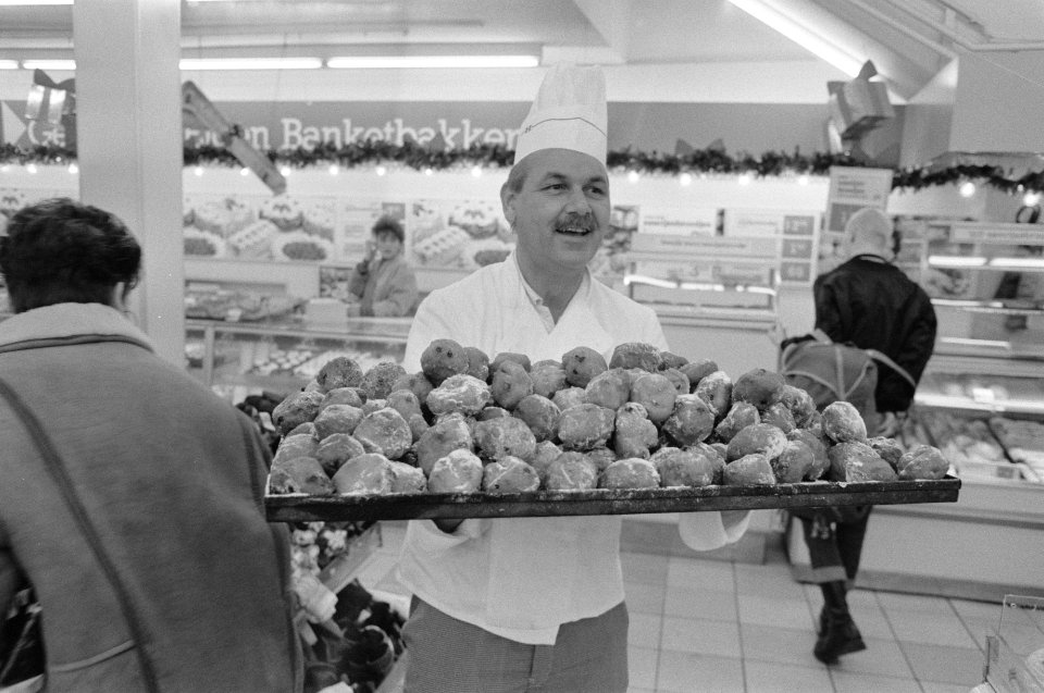 Bakker met oliebollen, Bestanddeelnr 934-3796