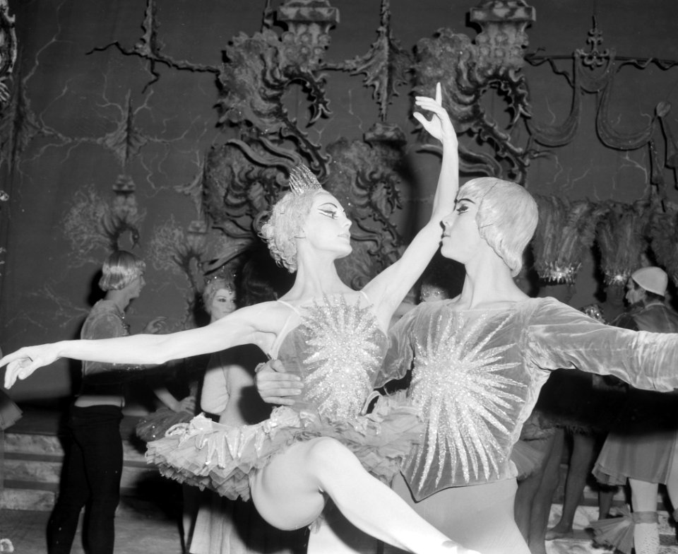 Ballet van Marquise de Crevas twee Nederlandse artieste Marianne Sarstad en Flor, Bestanddeelnr 913-9949