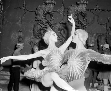 Ballet van Marquise de Crevas twee Nederlandse artieste Marianne Sarstad en Flor, Bestanddeelnr 913-9949