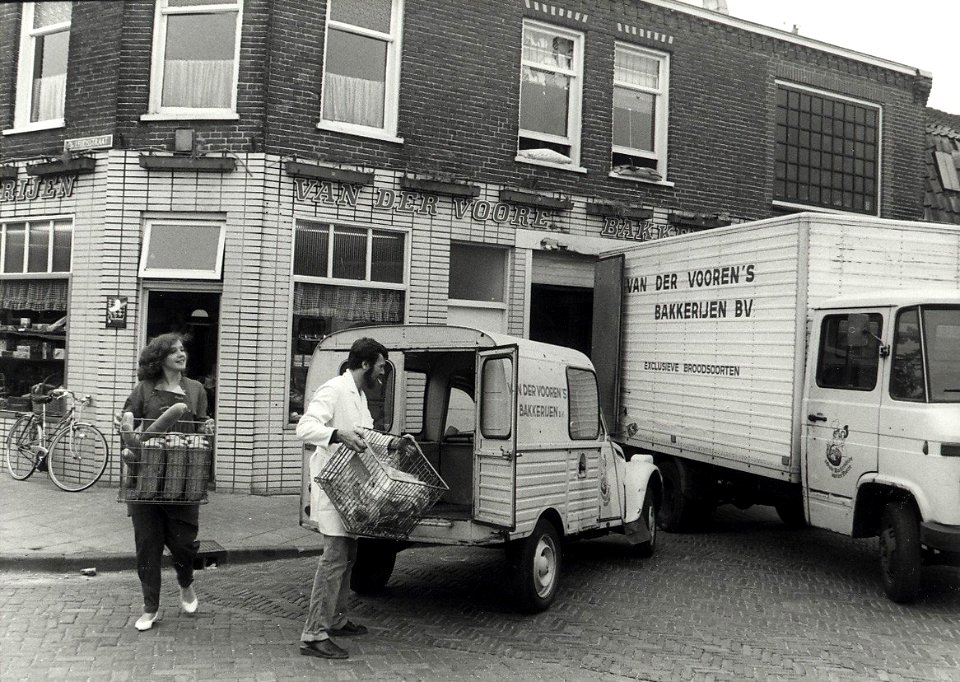 Bakkerij van Marinus van der Vooren aan de Kritzingerstraat 40, hoek Dr. Leijdsstraat. Aangekocht in 1983 van fotograaf C. de Boer. - Negatiefnummer 22016 k 2 a. - Gepubliceerd in het Haarle, NL-HlmNHA 54013159