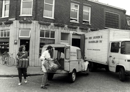 Bakkerij van Marinus van der Vooren aan de Kritzingerstraat 40, hoek Dr. Leijdsstraat. Aangekocht in 1983 van fotograaf C. de Boer. - Negatiefnummer 22016 k 2 a. - Gepubliceerd in het Haarle, NL-HlmNHA 54013159