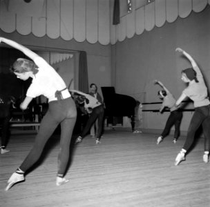 Balletdansers trainen en krijgen les in een oefenruimte, Bestanddeelnr 252-9199