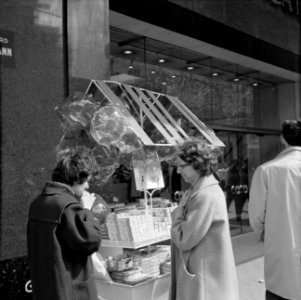 Ballonnenverkoopster op de boulevard Haussmann, Bestanddeelnr 254-0363