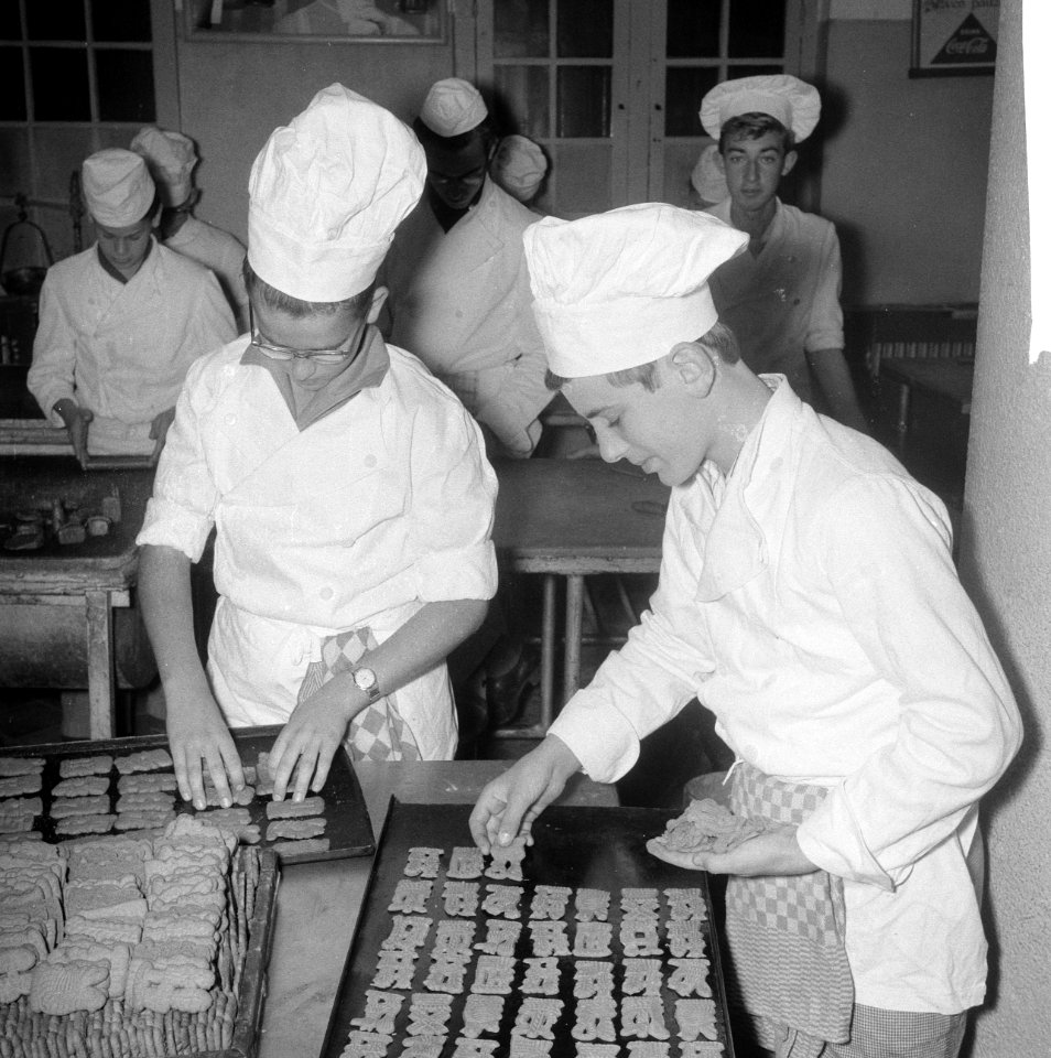 Bakkerschool van het LNO te Apeldoorn bakt speculaaspoppe, Bestanddeelnr 913-0934