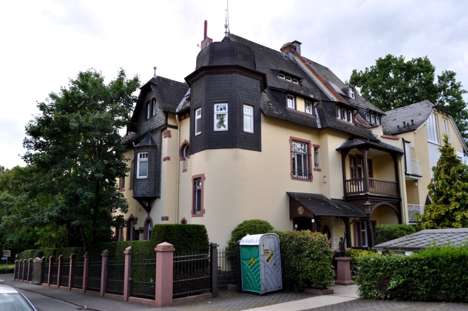 Bad Homburg, Quellenweg 1