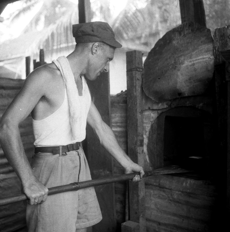 Bakker aan het werk bij een oven, Bestanddeelnr 8119