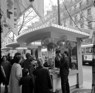 Ballonnenverkoper bij warenhuis Printemps op de Boulevard Haussmann, Bestanddeelnr 254-0365
