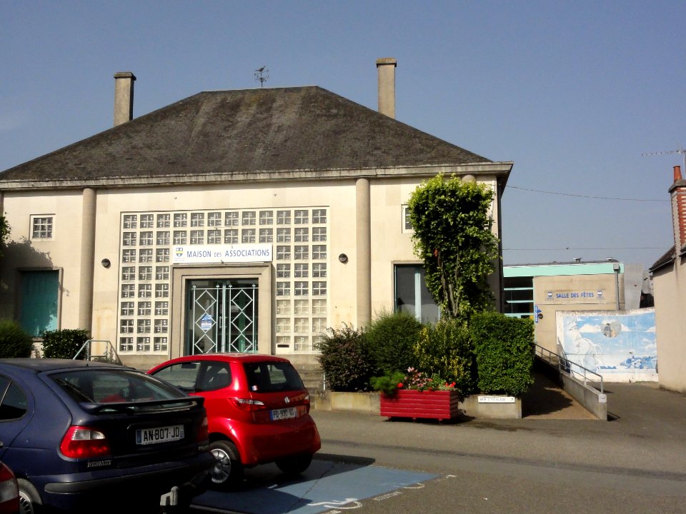 Ballon (Sarthe) maison des associations avec salle des fêtes