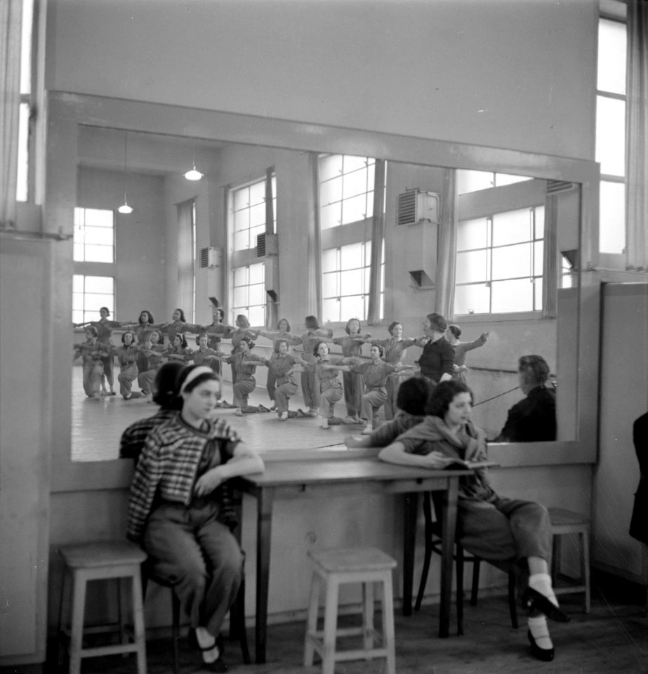 Balletles in een ruimte van de Scala te Milaan, Bestanddeelnr 254-5333