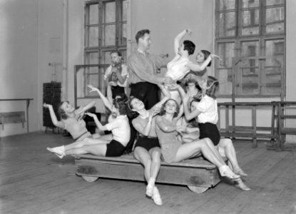 Balletmeester Jan Cieplinski omringd door balletdanseressen in Teatr Wielki, Bestanddeelnr 190-1215
