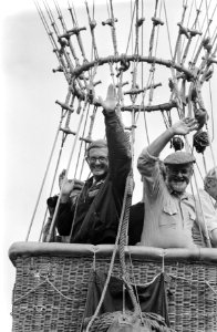 Ballon met Mr. Pieter van Vollenhoven en Horst Hassold (r) stijgt op, Bestanddeelnr 932-6655