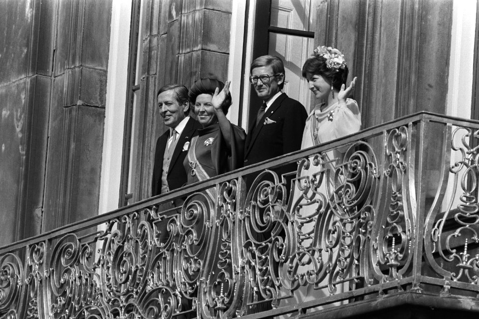 Balkonscene op Paleis Lange Voorhout v.l.n.r. Prins Claus , Koningin Beatrix …, Bestanddeelnr 931-0229