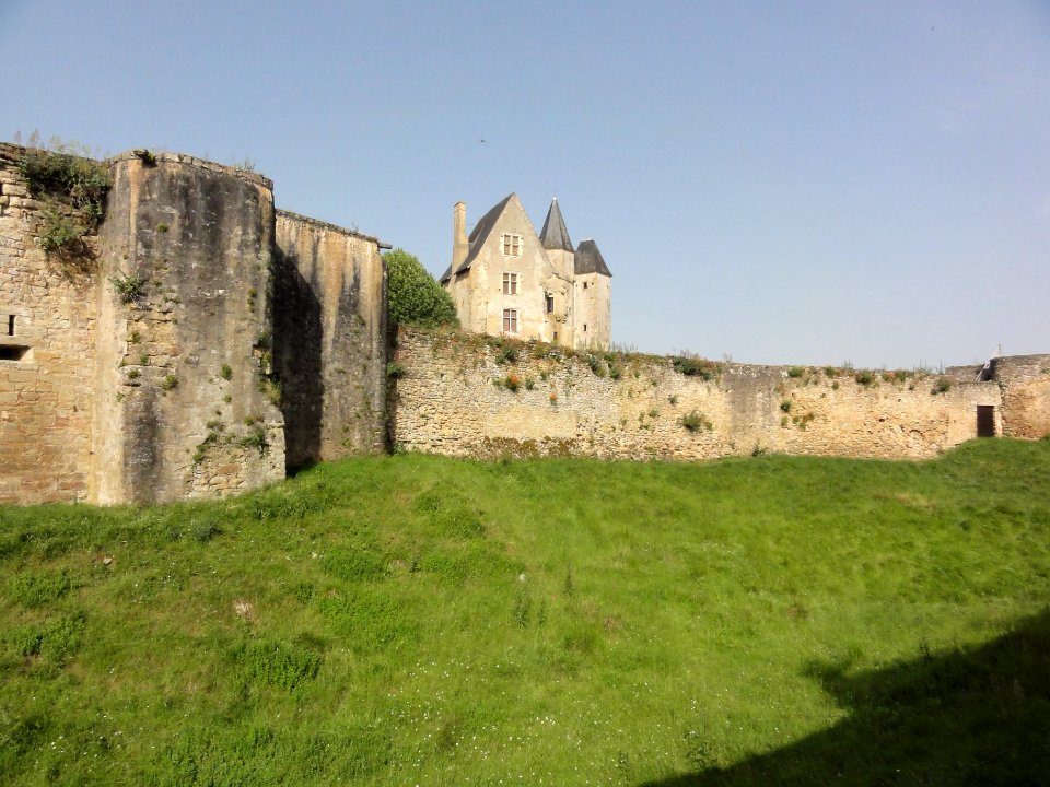 Ballon (Sarthe) château avec enceinte