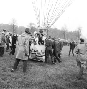 Ballonopstijging tgv 33 lustrum studentenvereniging Leonardo da Vinci te De, Bestanddeelnr 911-6940