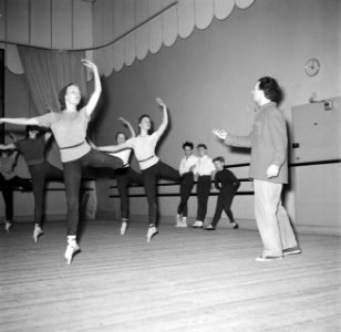 Balletdansers trainen en krijgen les in een oefenruimte, Bestanddeelnr 252-9198
