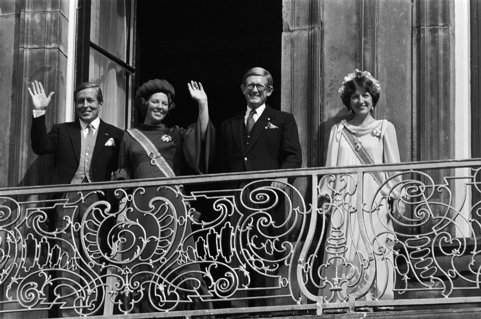 Balkonscene op Paleis Lange Voorhout v.l.n.r. Prins Claus , Koningin Beatrix …, Bestanddeelnr 931-0228
