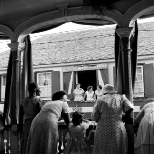 Balkon in Philipsburg op Sint Maarten met versiering, Bestanddeelnr 252-4002